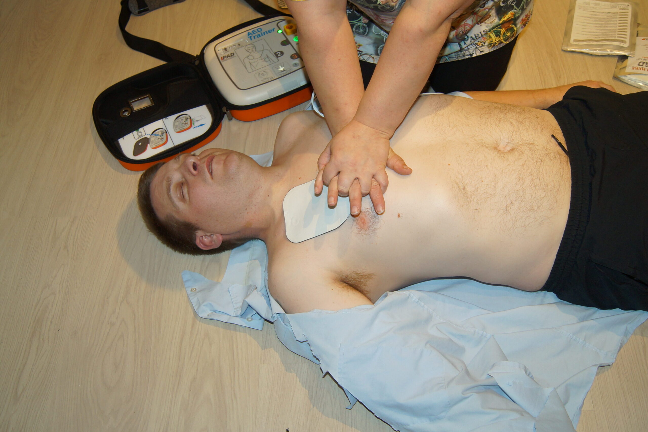 cropped-HLR-AED-Voksen-1-3.jpg